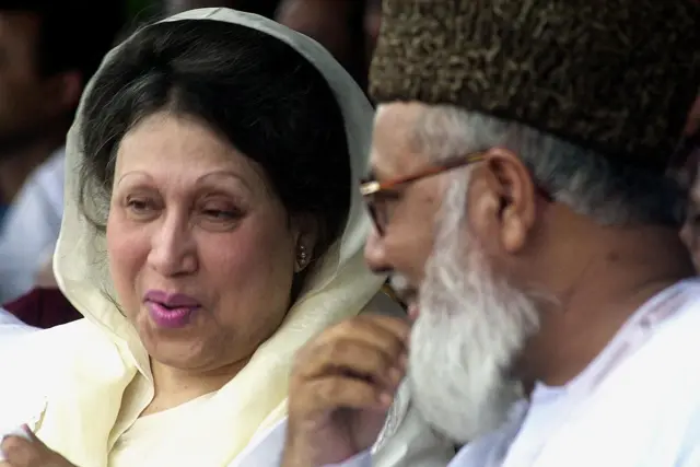 খালেদা জিয়ার ক্যাবিনেটে শিল্পমন্ত্রী ছিলেন জামায়াত নেতা মতিউর রহমান নিজামী (ছবিতে ডানদিকে)