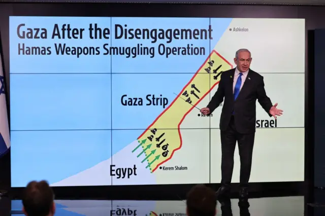 Benjamin Netanyahu con un mapa de Gaza