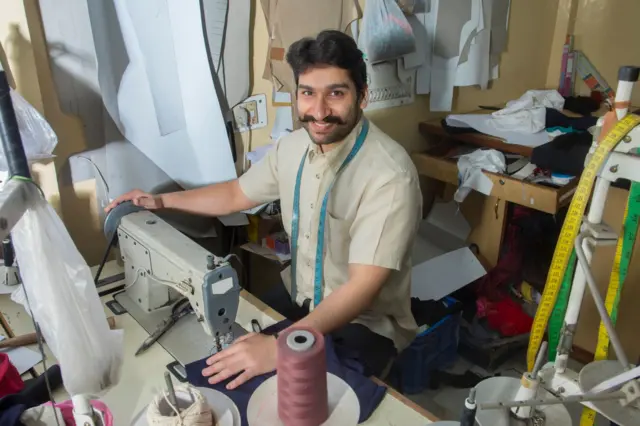 ફેશન ડિઝાઇનર કેવી રીતે બની શકાય, ફેશન ડિઝાઇનર બનવા માટે શું લાયકાત જોઈએ, ફેશન ડિઝાઇનર બનવાથી કેટલી આવક થાય, ફેશન ટ્રેન્ડ, મહિલાઓની કેરિયર, બીબીસી ગુજરાતી 