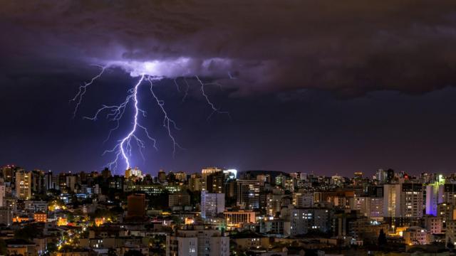 Relâmpago caindo sobre cidade