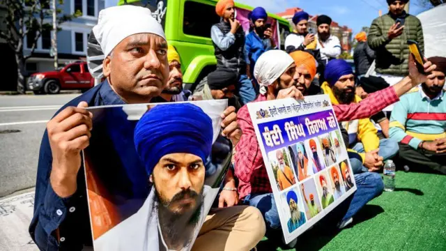 ਅਮ੍ਰਿਤਪਾਲ ਸਿੰਘ ਤੇ ਉਨ੍ਹਾਂ ਦੇ ਸਾਥੀਆਂ ਦੀ ਰਿਹਾਈ ਦੀ ਮੰਗ ਕਰਦੇ ਲੋਕ