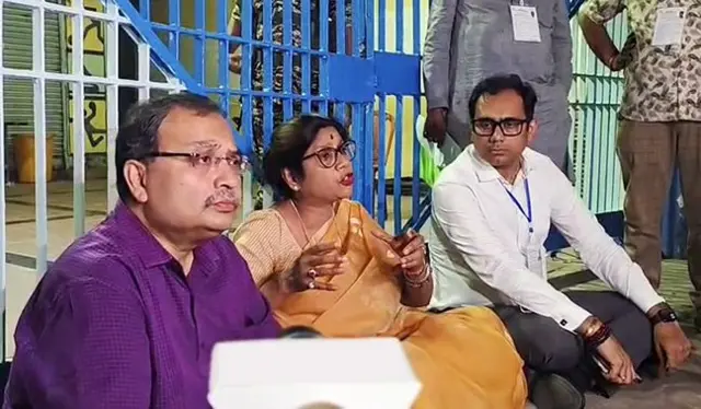 বৃহস্পতিবার সন্ধ্যেবেলা বেলেঘাটার তৃণমূল কংগ্রেস প্রার্থী কুণাল ঘোষ এবং শ্যামপুকুরের প্রার্থী শশী পাঁজা স্ট্রংরুমের বাইরে ব্যালট বক্সের ‘কারচুপির’ প্রতিবাদে অবস্থান বিক্ষোভ করছেন।