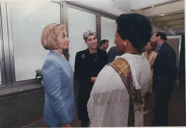 ወ/ሮ ብርሃኔ ከቀድሞዋ የአሜሪካ የውጭ ጉዳይ ሚኒስትር ሂላሪ ክሊንተን ጋር