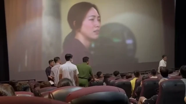 Ảnh chụp màn hình từ video quay cảnh công an kiểm tra độ tuổi trong một suất chiếu phim Mai, một phim được gắn nhãn 18+