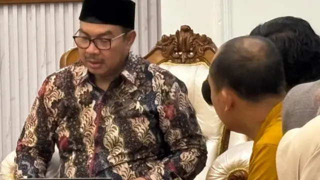 Hasto Wardoyo, Wali Kota Yogyakarta (berpeci) saat menemui orangtua anak-anak yang menjadi korban dugaan kekerasan anak di daycare Little Aresha.