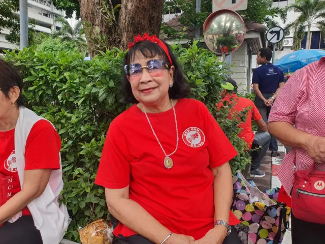 ต้อย-วัลลี ทรัพย์ประดิษฐ์ เดินทางมารอให้กำลังใจอดีตนายกฯ