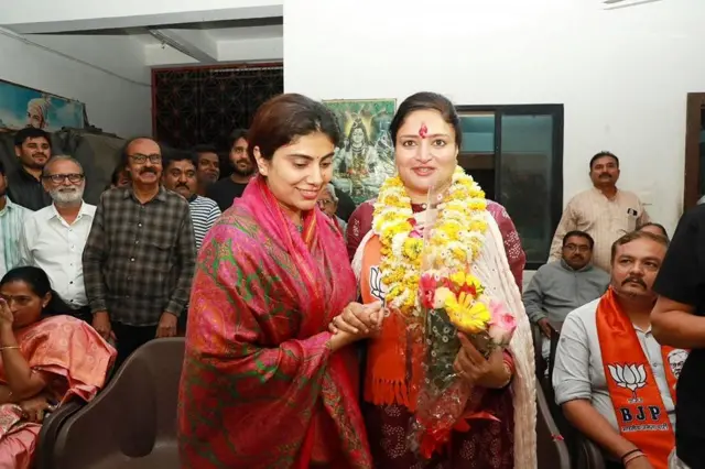પૂનમબહેન માડમને ભાજપની ટિકિટ મળી ત્યારબાદ શુભેચ્છા પાઠવતા રીવાબા જાડેજા