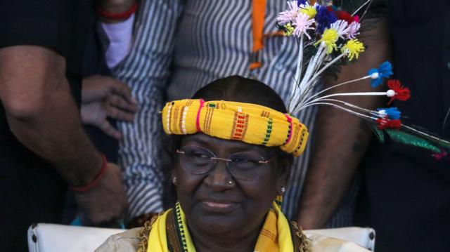 Draupadi Murmu sorrindoloteria caixa resultadosevento e olhando para o lado; ela usa um item típico na cabeça