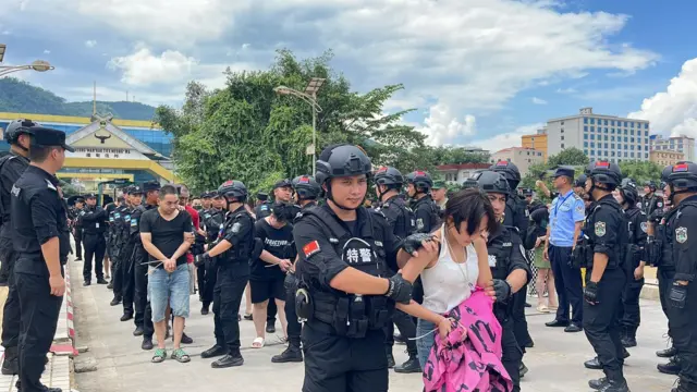  “ဝ”ပြည်နယ်ရဲတပ်ဖွဲ့မှ ဖမ်းဆီးမိတဲ့ ဆက်သွယ်ရေး လိမ်လည်မှု ပြစ်မှုကျူးလွန်သူ တရုတ်နိုင်ငံသား ၁၂၀၀ ကျော်ကို ၂၀၂၃ ခုနှစ် စက်တင်ဘာမှာ တရုတ်နိုင်ငံရဲတပ်ဖွဲ့ထံသို့ လွှဲပြောင်းပေးအပ်ခဲ့ (ပုံဟောင်း)