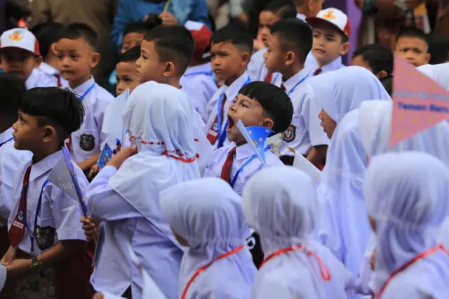 Sejumlah peserta didik baru mengikuti Masa Pengenalan Lingkungan Sekolah (MPLS) pada hari pertama masuk sekolah tahun ajaran 2026/2027 di Sekolah Dasar Negeri 14 dan Sekolah Dasar Negeri 25 Meulaboh, Aceh Barat, Aceh, Senin (13/7/2026). Hari pertama tahun ajaran baru diisi dengan kegiatan belajar mengajar bagi siswa serta pelaksanaan MPLS untuk peserta didik baru di jenjang SD/MI, SMP/MTs, dan SMA/MA sederajat.