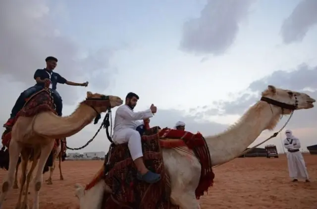 सौदी अरेबियाची राजधानी असलेल्या रियाधपासून जवळपास 150 किलोमीटर पूर्वेला असलेल्या रामाहमध्ये वार्षिक उत्सवात आलेले उंटावरील स्वार