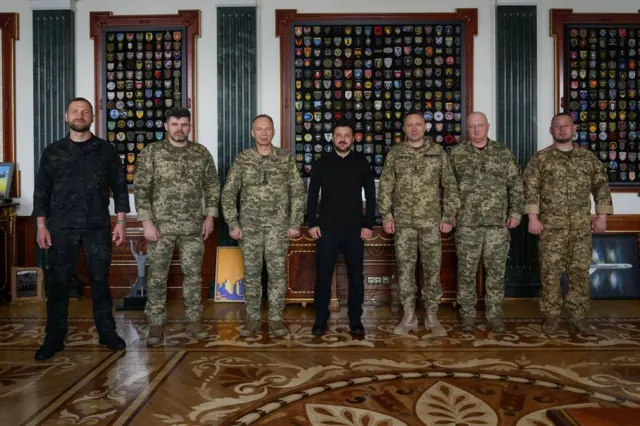 Президент Зеленський (посередині) зі старими і новими вищими військовими керівниками України