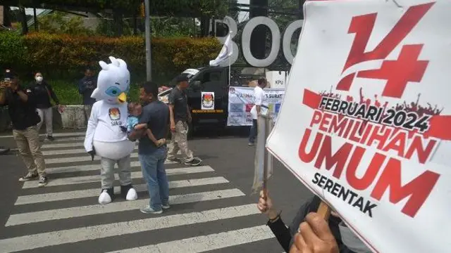 Sejumlah anggota Panitia Pemilihan Kecamatan (PPK) Bogor Timur melakukan sosialisasi Pemilu 2024 di depan Terminal Baranangsiang, Kota Bogor, Jawa Barat, Selasa (7/11/2023).