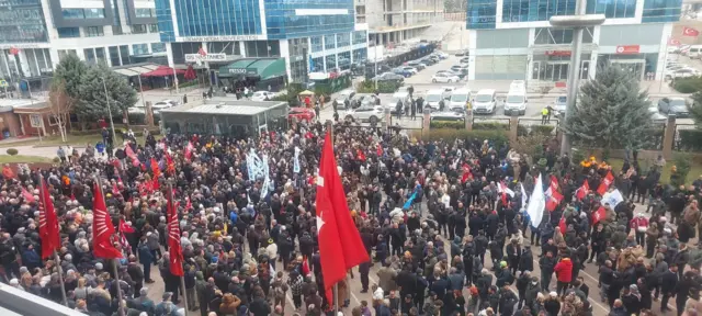 CHP genel merkezi önünde toplanan kalabalık.