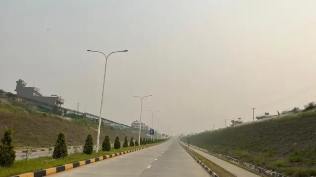 뿌연 대기가 뒤덮은 날 거의 같은 위치에서 촬영한 사진