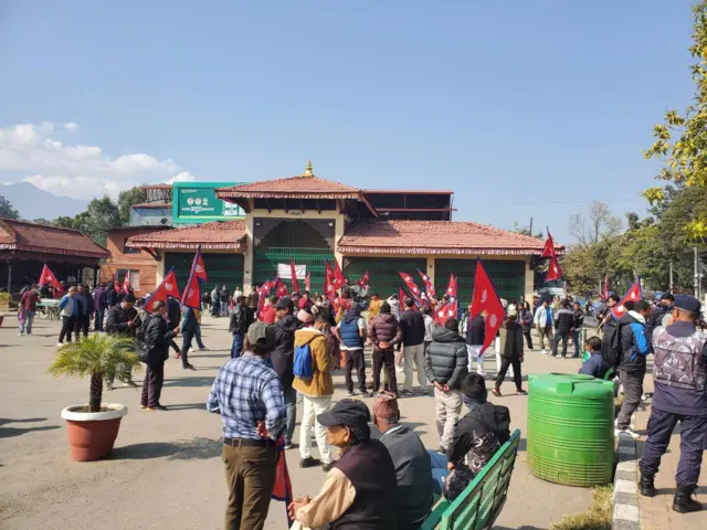 जावलाखेलमा दुर्गा प्रसाईँका समर्थकहरू