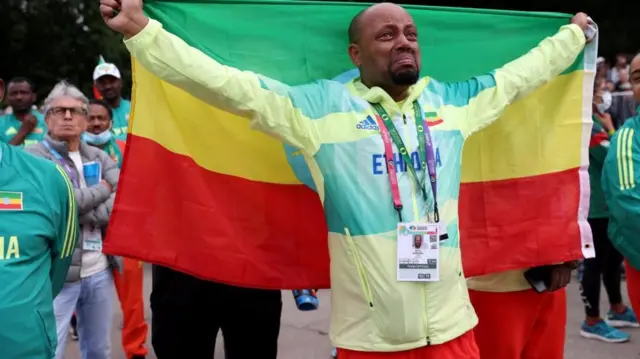 Waggoota lama dura Shaampiyoonaa Atileetiksii Addunyaarratti yeroo boo'an kan mul'atan Injinar Geetuu Garramoo Pirezidantii I/anaa Federeeshinii Atileetiksii Itoophiyaa ta'aniiru