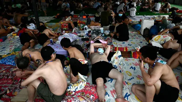 ၂၀၂၅ ခုနှစ် ဖေဖော်ဝါရီလတုန်းက BGF တပ်ဖွဲ့တွေ ရွှေကုက္ကိုနယ်မြေထဲက နိုင်ငံခြားသား ကျားဖြန့်လုပ်သားတွေကို ထိန်းသိမ်းထားတဲ့မြင်ကွင်း