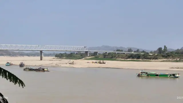 ချင်းတွင်းမြစ်ကြောင်းအတွင်းသွားလာနေတဲ့ရေယာဥ်တချို့၊ စစ်ကိုင်းတိုင်းဒေသကြီး 