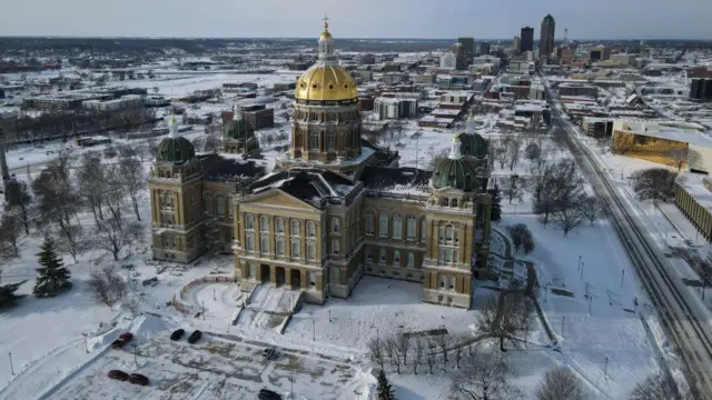 আইওয়া স্টেট ক্যাপিটল বিল্ডিং। মাইনাসের ঘরে থাকা তাপমাত্রাতেই অনেকে গিয়েছিলেন রিপাবলিকান প্রার্থী মনোনয়নের ভোট দেয়ার জন্য