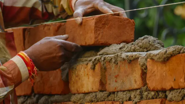 உயரும் கட்டுமானப் பொருட்களின் விலை: நடுத்தர குடும்பங்களின் வீடு கட்டும் கனவில் சிக்கலா?