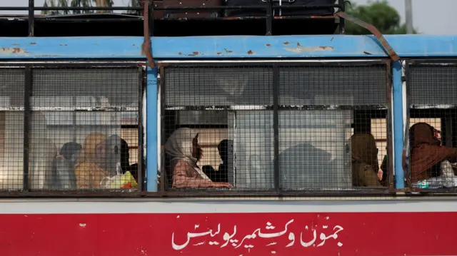 Прибывающие из Кашмира пакистанцы