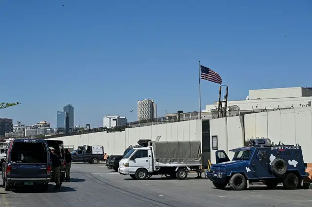 سندھ پولیس نے امریکی سفارتخانے پر حملے اور ہنگامہ آرائی کے الزامات میں تین الگ الگ مقدمات درج کیے ہیں 