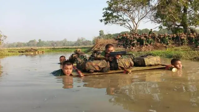 စစ်မှုထမ်းအပတ်စဥ်တစ်ခုကို စစ်သင်တန်းပေးနေတဲ့ အခြေအနေ