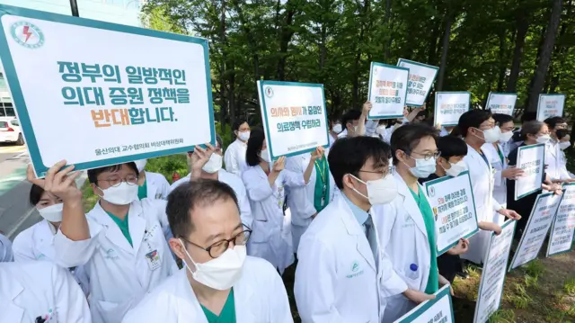 의대 증원 반대 시위를 하는 의사들