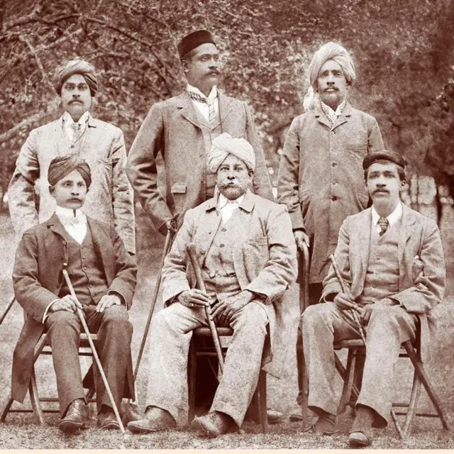 அரவிந்தர் கோஷ் (மிகவும் வலதுபுறம் அமர்ந்திருப்பவர்) பரோடா மகாராஜாவுடன் (நடுவில் அமர்ந்திருப்பவர்).