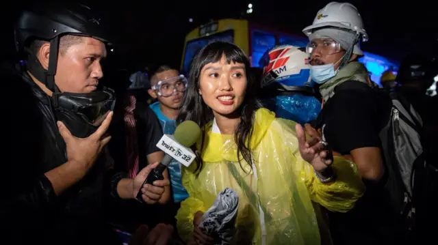 น.ส.ชลธิชา ขณะเป็นแกนนำผู้ชุมนุม พูดคุยกับสื่อขณะที่กลุ่มผู้ชุมนุมรวมตัวเดินขบวนไปยังพระบรมมหาราชวังเมื่อ 8 พ.ย. 2563 เพื่อส่งสิ่งที่กลุ่มผู้ชุมนุมเรียกว่า "ราษฎรสาส์น" ถึงพระมหากษัตริย์ 