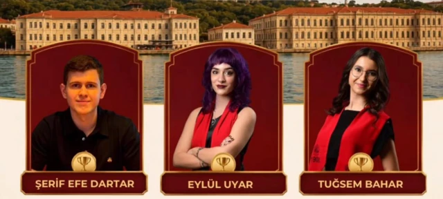Üç tane öğrenci poz veriyor. En solda bir erkek, ortada ve en sağda iki kız öğrenci var. Sivil kıayefetler giymişler. Arkada Kabataş erkek lisesinin denize sıfır kampüsü görünüyor.