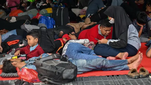 Para pemudik menggunakan fasilitas kapal TNI AL Banjarmasin (592), di pelabuhan TNI AL Jakarta, Selasa (18/04) untuk mudik ke kampung halaman guna merayakan Idul Fitri, yang menandai berakhirnya bulan suci Ramadan.