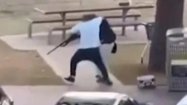 Bw. Ahmed alifanikiwa kupokonya bunduki kutoka kwa mshambuliaji katika mapambano hayo.
