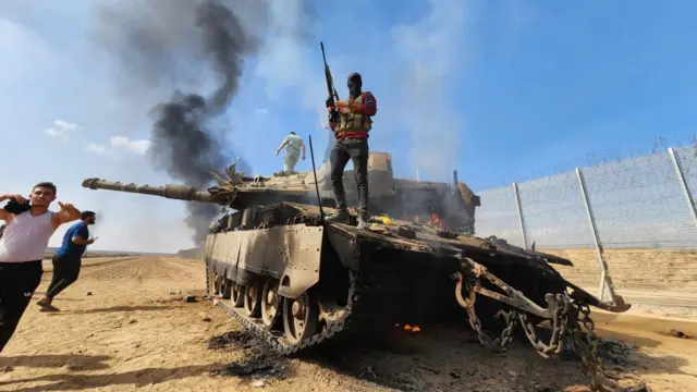 كتائب عز الدين القسام الجناح العسكري لحركة حماس تدمر دبابة إسرائيلية في غزة