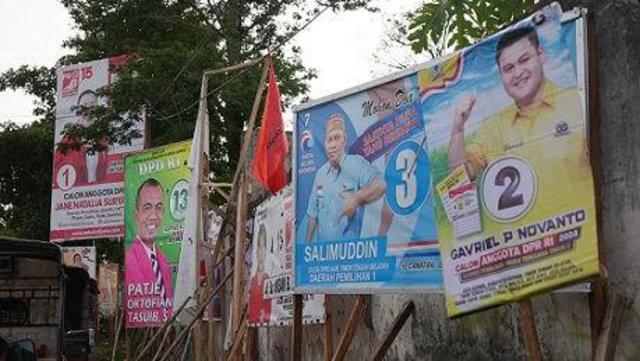 Baliho para calon anggota legislatif bertebaran di sepanjang jalan dan pasar di Kota Soe, Kabupaten Timor Tengah Selatan, NTT.