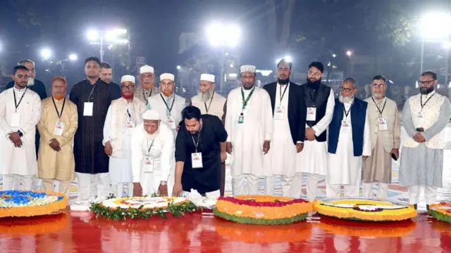 শহীদ মিনারে শ্রদ্ধা জানাচ্ছেন জামায়াতের আমির শফিকুর রহমানের নেতৃত্বাধীন ১১ দলীয় জেটের নেতারা