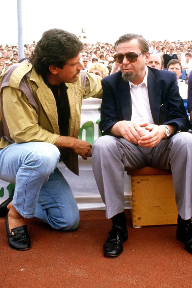 Хингсен разговара са Клумпером (десно) у лето 1988. Хингсен је касније те године три пута прерано стартовао на трци на 100 метара у оквиру десетобоја на Олимпијади у Сеулу и тако окончао своје снове о освајању медаље