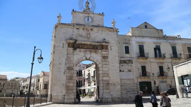 Poarta istorică a orașului din Piazza Aldo Moro, în Bitonto, Italia.