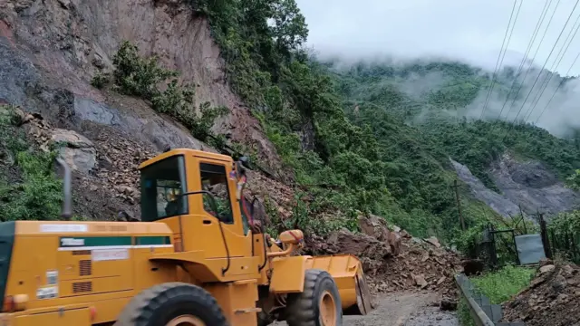 राजमार्गमा पहिरो