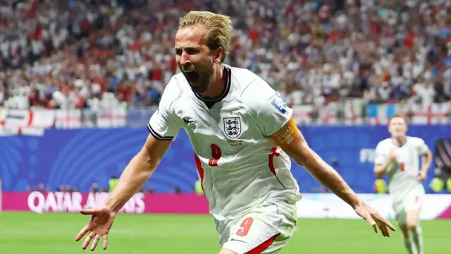 7月1日于美国亚特兰大球场举行的2026年世界杯32强赛,英格兰的哈利·凯恩(Harry Kane)庆祝他于第86分钟攻入致胜一球。该场比赛英格兰以2比1击败刚果民主共和国。