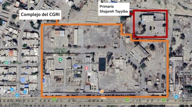 Una vista aérea del sitio de la primaria a un costado de un complejo de las Guardias Revolucionarias en Minab