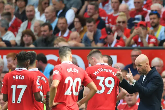 Erik Ten Hag đã có thất bại đầu tiên trong trận khai mạc mùa giải.