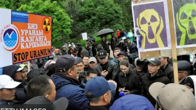 Уран казууга каршы чыккандар. Бишкек 2019-жыл