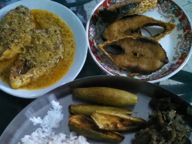 Du poisson frit dans du riz et une sauce aux légumes
