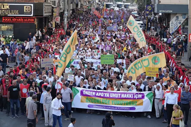 Binlerce kişi sokakta. En önce "Önder Apo'ya umut hakkı için özgürlüğe yürüyoruz" yazan bir pankart var.