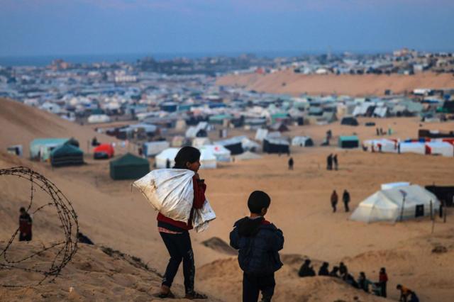 Vista del mar de tiendas de campaña levantadas por los refugiados en Rafah