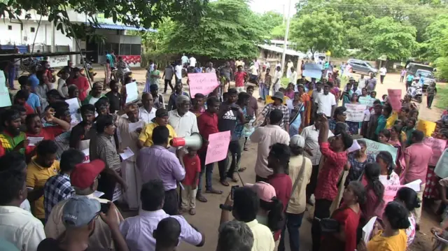 ජනතාව දැන් බියෙන් පසුවන්නේ ප්‍රදේශයේ ක්‍රියාත්මක කිරීමට යෝජිත හුණුගල් හෑරීමේ ව්‍යාපෘතියක් නිසා තම ගම්බිම්  යළි අහිමී යයි ද පිළිබඳවය.
