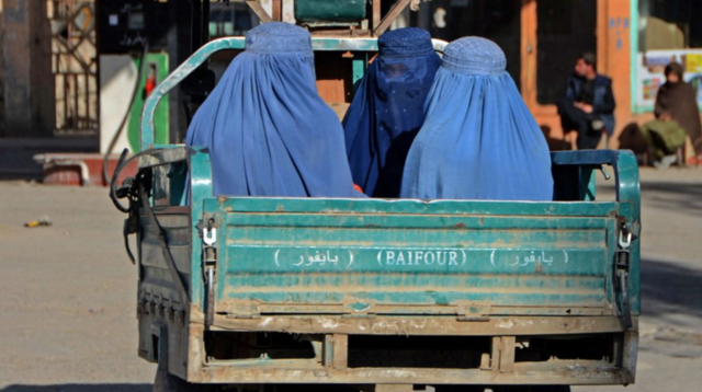 زنان در پشت یک وسیله نقلیه در قندهار