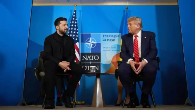 El presidente de Ucrania, Volodymyr Zelensky, junto al presidente estadounidense Donald Trump en la cumbre de la OTAN